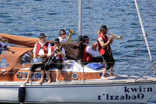 现在肩负着 现在肩负着